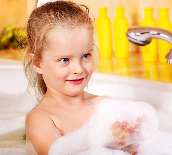 Детская стирка в ванной . — стоковое фото