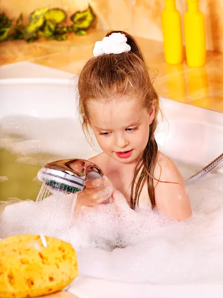 Çocuk banyo yıkama. — Stok fotoğraf