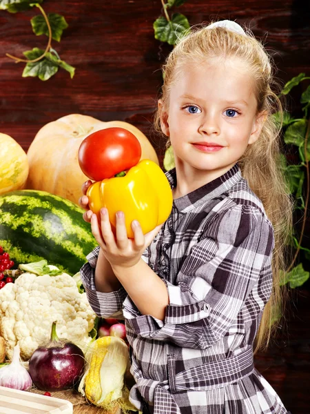 Criança com legumes na cozinha . — Fotografia de Stock