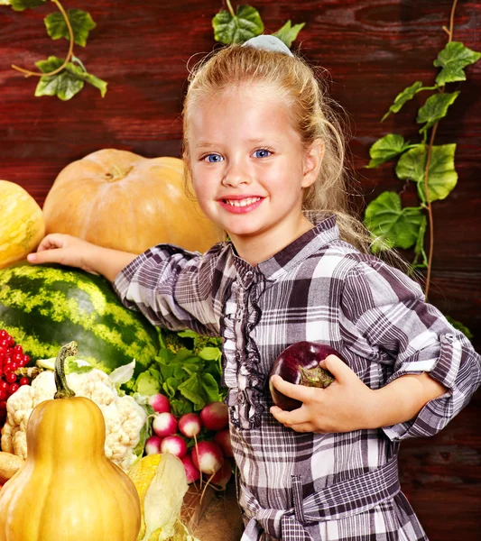 Bambino con vegetale su cucina . — Foto Stock
