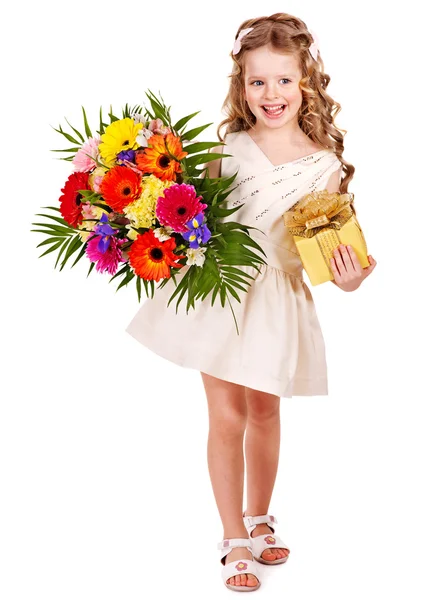 Niño con flor de primavera y caja de regalo . — Foto de Stock