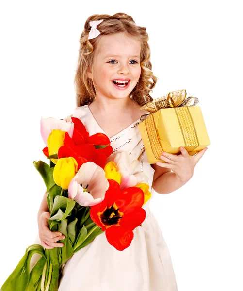 Kind met lente bloem en gift box. — Stockfoto