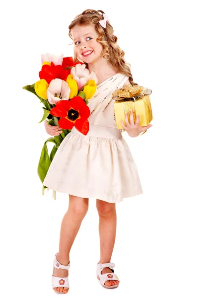 Ребёнок с весенним цветом и подарочной коробкой . — стоковое фото
