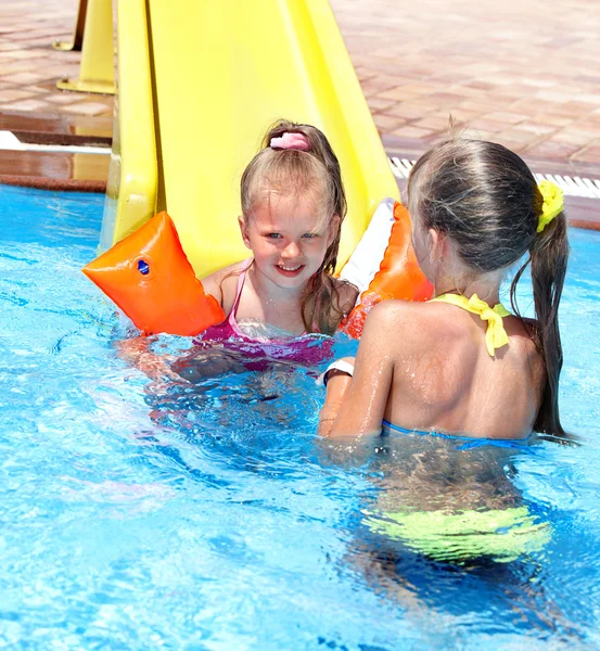 Kinder auf Wasserrutsche im Aquapark. — Stockfoto