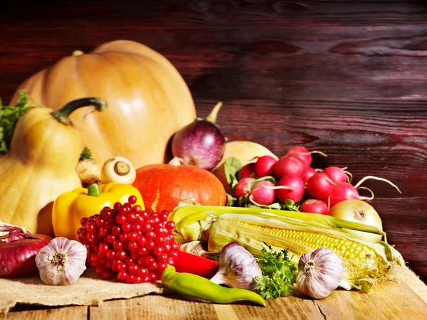 Preparación de verduras sobre tablas de madera . — Foto de Stock