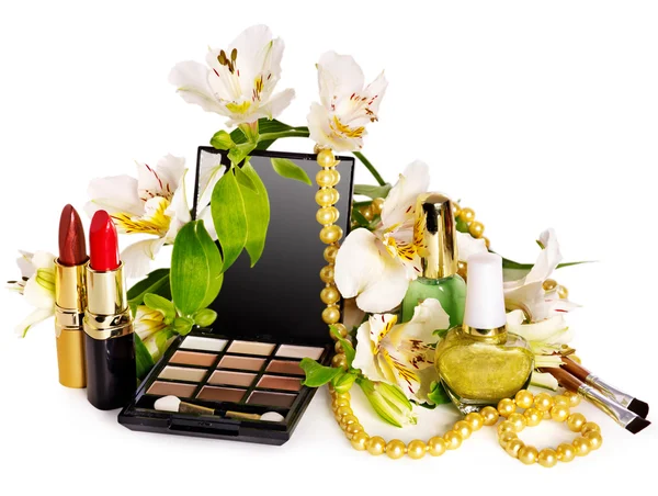 Dekoratív kozmetikumok és virág. — Stock Fotó