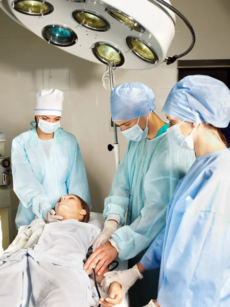 Mulher na maca na sala de cirurgia . — Fotografia de Stock