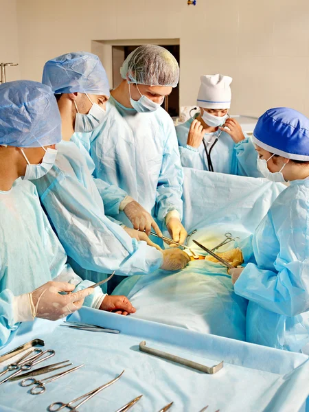 Skupina chirurg při pohledu na pacienta. — Stock fotografie