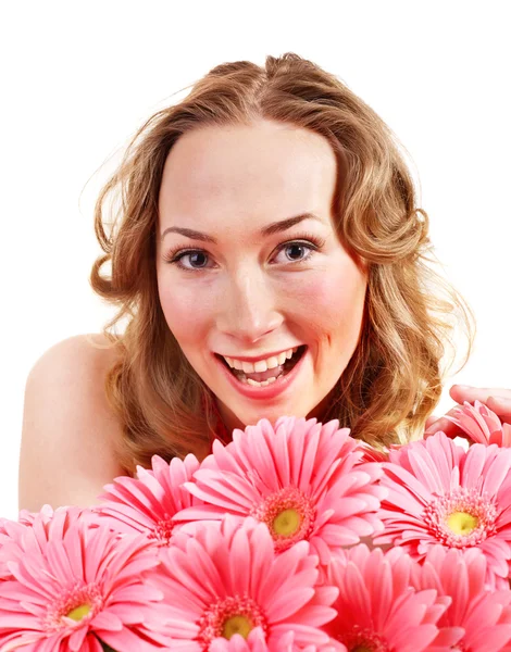 Jonge vrouw liegen over bloemen. — Stockfoto