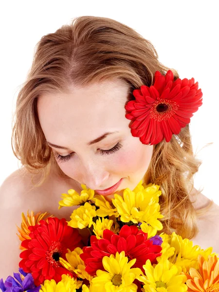 Młoda kobieta trzyma kwiaty. — Zdjęcie stockowe
