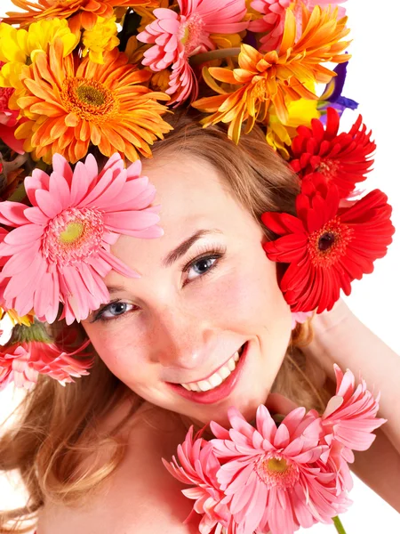 그녀의 머리에 꽃을 가진 젊은 여성을. — 스톡 사진