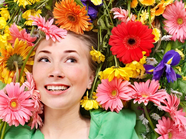 Mujer joven en flores tocando la cara . — Foto de Stock