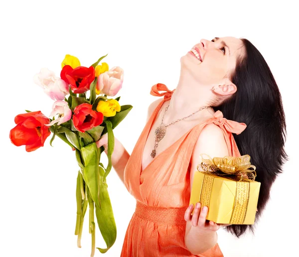 Chica con flor de primavera y caja de regalo . —  Fotos de Stock
