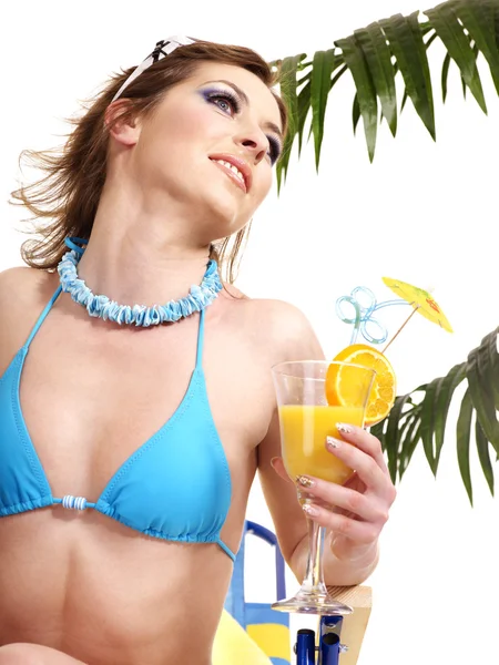 Dziewczyna w bikini picia koktajl. — Zdjęcie stockowe