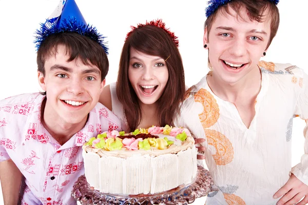 Grupo de adolescentes con pastel celebran feliz cumpleaños . — Foto de Stock