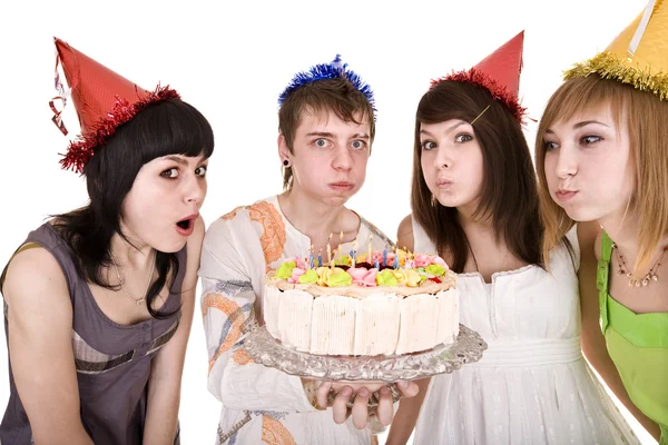 Grupo de adolescentes con pastel celebran feliz cumpleaños . — Foto de Stock