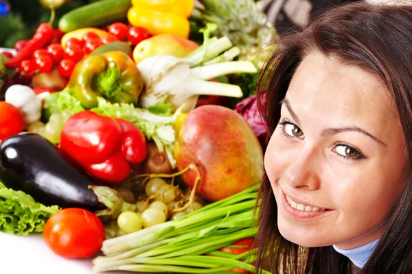 Flicka med gruppen av frukt och grönsaker. — Stockfoto