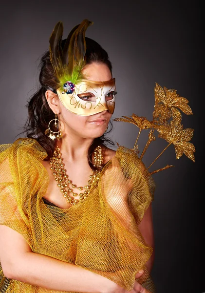 Vrouw in Carnaval kostuum met masker. — Stockfoto