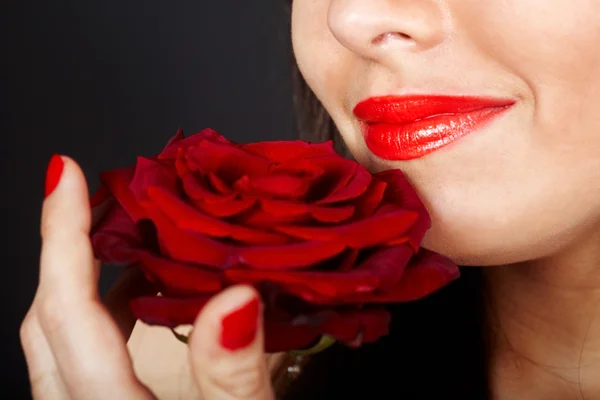 Дівчина з трояндою на червоному тлі . — стокове фото