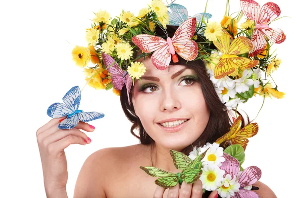 Mädchen mit Schmetterling und Blume auf dem Kopf. — Stockfoto
