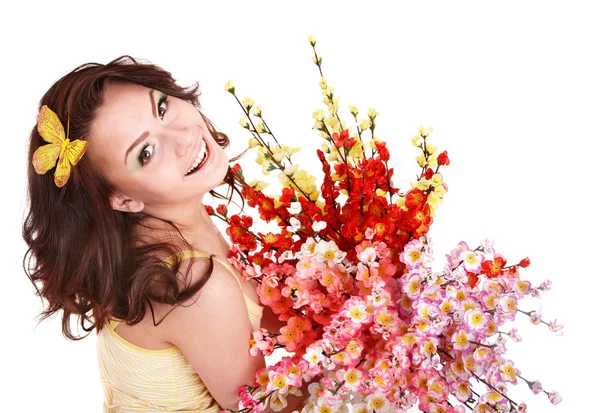 Schönes Mädchen mit Frühlingsblume und Schmetterling. — Stockfoto