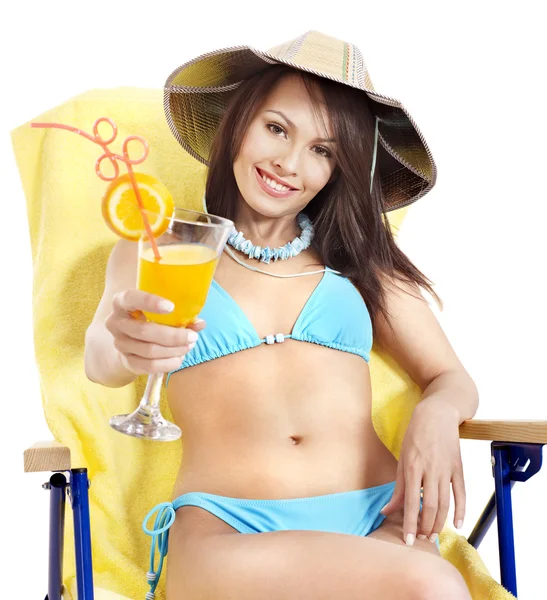 Mädchen im Bikini trinkt Orangensaft. — Stockfoto
