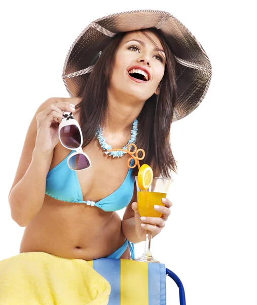 Mädchen im Bikini trinkt Orangensaft. — Stockfoto