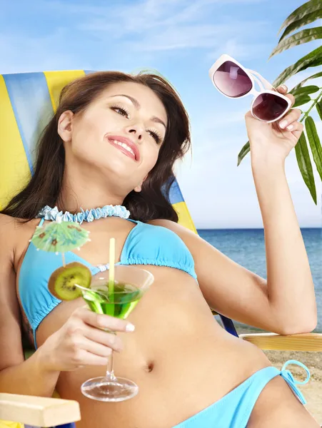 Tjej i bikini dricka cocktail. — Stockfoto