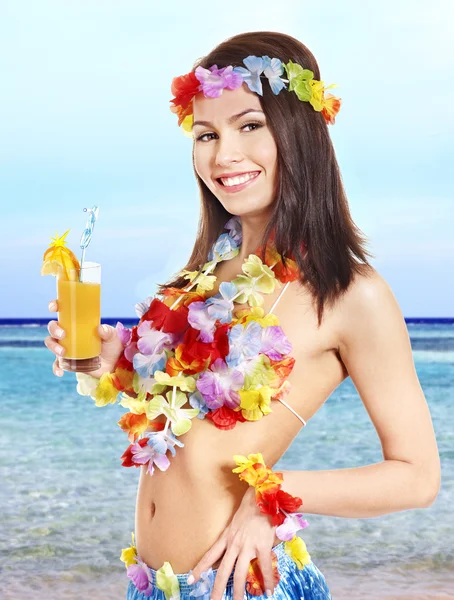Junge Frau im Hawaii-Kostüm. — Stockfoto