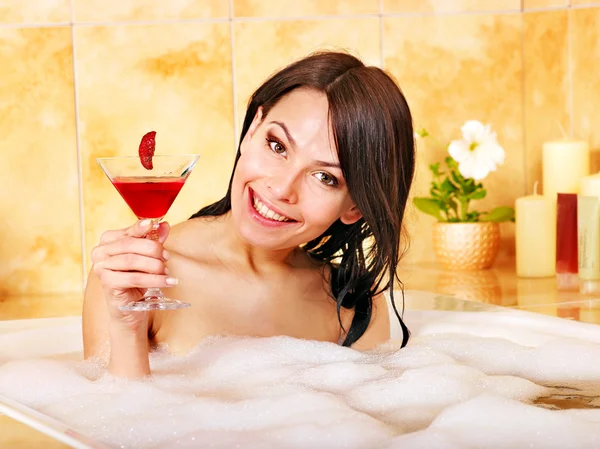 Женщина отдыхает в ванной. — стоковое фото