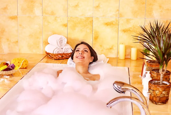 Mujer tomar baño de burbujas . — Foto de Stock