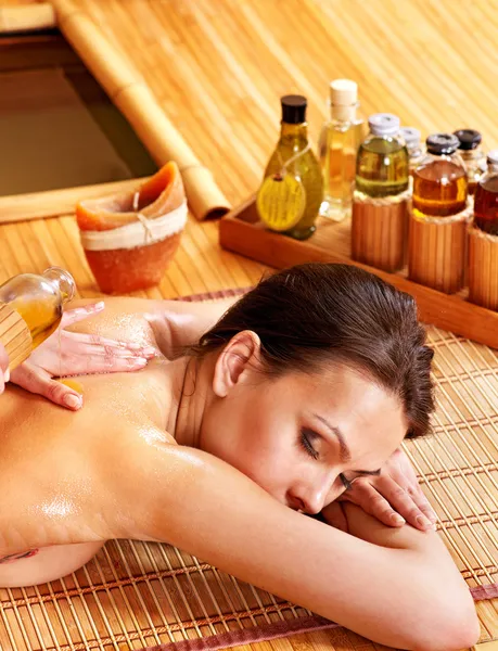 Kvinna får massage i bambu spa. — Stockfoto