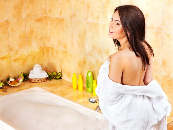 Kobieta wziąć kąpiel bąbelkowa. — Zdjęcie stockowe