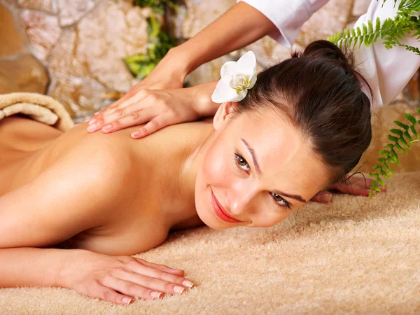 Ung kvinna att få massage i spa. — Stockfoto
