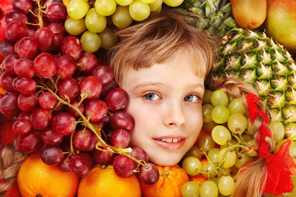Dívka dítě ve skupině ovoce. — Stock fotografie