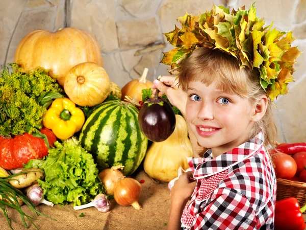 キッチンで野菜を持つ子供. — ストック写真