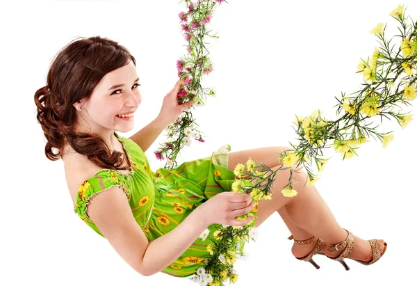 Mooi meisje swingen op bloem schommel. — Stockfoto