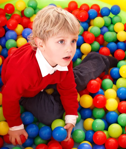 Ребенок в разноцветных шарах . — стоковое фото