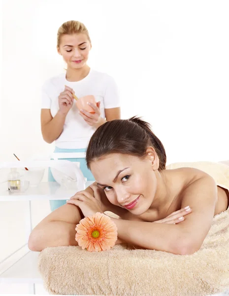 Mujer joven en mesa de masaje en spa de belleza . — Foto de Stock