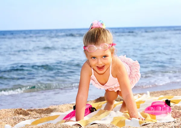 Barnlek på stranden. — Stockfoto