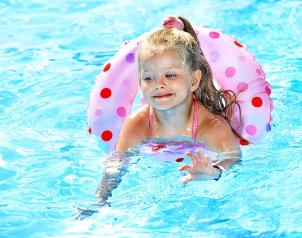 Criança sentada no anel inflável na piscina . — Fotografia de Stock
