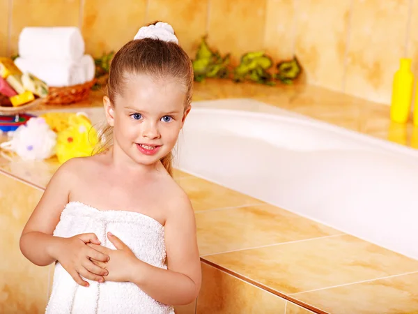 Kind wäscht sich in Schaumbad . — Stockfoto