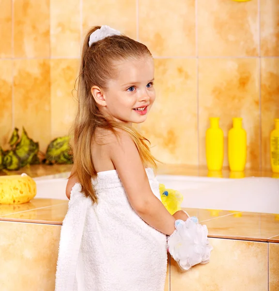 Barn tvätt i bubbelbad . — Stockfoto