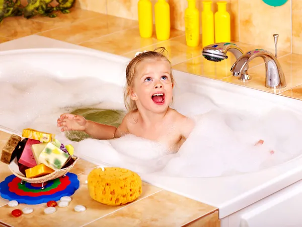 Kid praní v lázni. — Stock fotografie