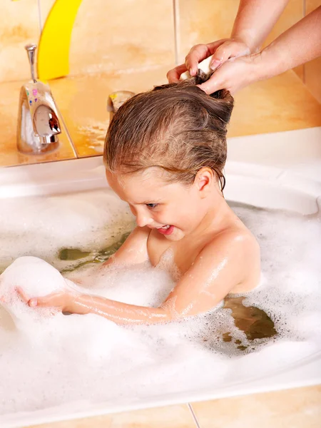 Çocuk tarafından şampuan saç yıkama . — Stok fotoğraf