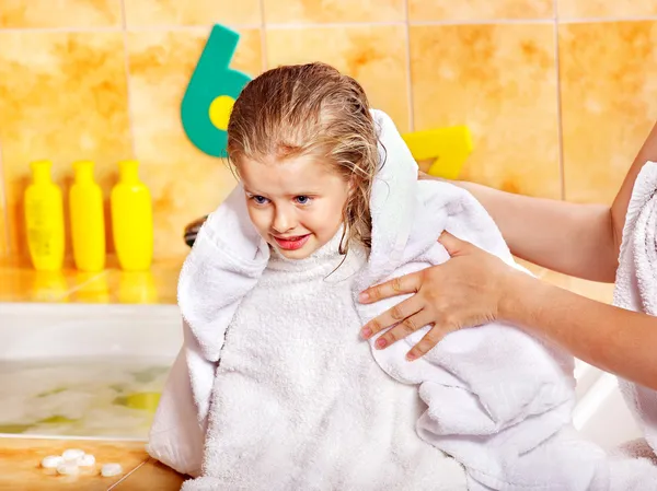 Lavaggio bambini in bagno di bolle  . — Foto Stock
