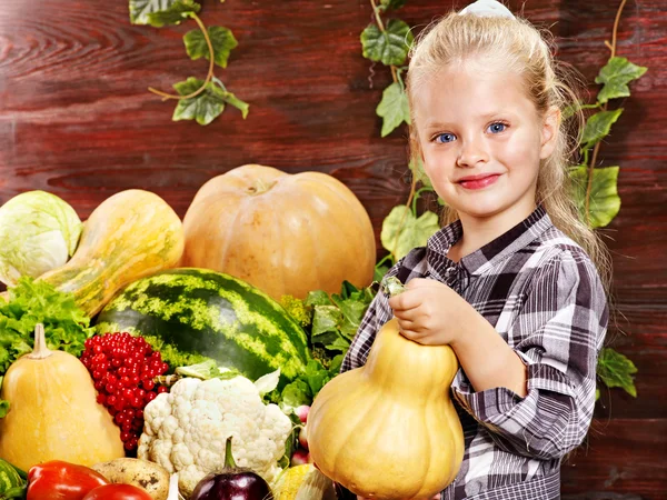 Dziecko z warzyw na kuchni. — Zdjęcie stockowe