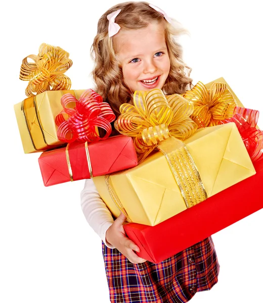 Kind met doos van de gift van de groep op verjaardag. — Stockfoto