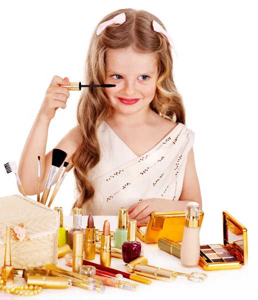 Cosmética infantil. Niña aplicando maquillaje . — Foto de Stock