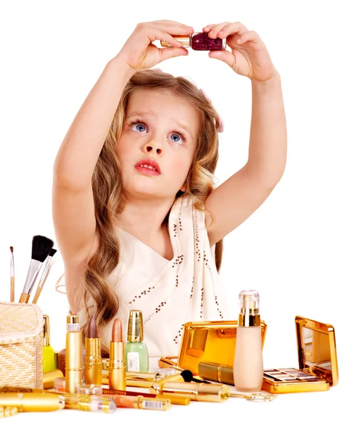 Cosmétiques pour enfants. Petite fille appliquant maquillage . — Photo